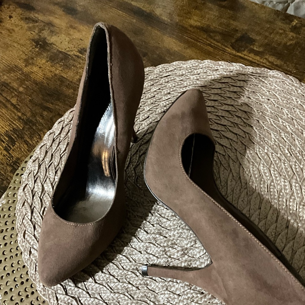 Breckelle’s Holly Womens Blush Suede Heels Size 7